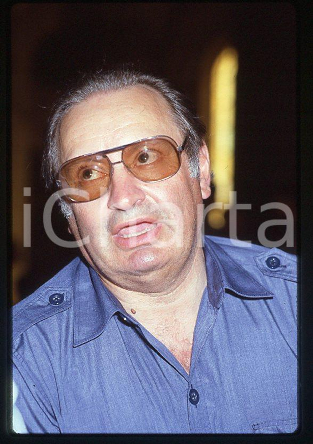 Romano MUSSOLINI Ritratto 1980 ca - 35mm vintage slide (2) Diapositiva originale, in formato 35 mm.Per i diritti rivolgersi a ICharta.E' severamente vietata la riproduzione. Tutti i diritti sono riservati.ICharta mette in vendita, sul negozio eBay e in esclusiva sul sito "icharta" il proprio archivio composto da numerose diapositive e negativi fotografici d'epoca, tutti originali e autentici, che attraversano la storia del costume tra la fine degli anni Sessanta e Novanta.Si tratta di uno sguardo inedito sull'attualità , la politica, la vita quotidiana, il gossip e la cultura, che fotografa il cambiamento della nazione in quest'ultimo scorcio del XX secolo.Un'occasione unica per il mercato del collezionismo, che vede finalmente disponibile un archivio eccezionale per vastità , tematiche e condizioni, in un settore (il negativo fotografico e la diapositiva) di assoluta novità e dalle interessanti prospettive di investimento. GOOD/buono   originale e autentica 1