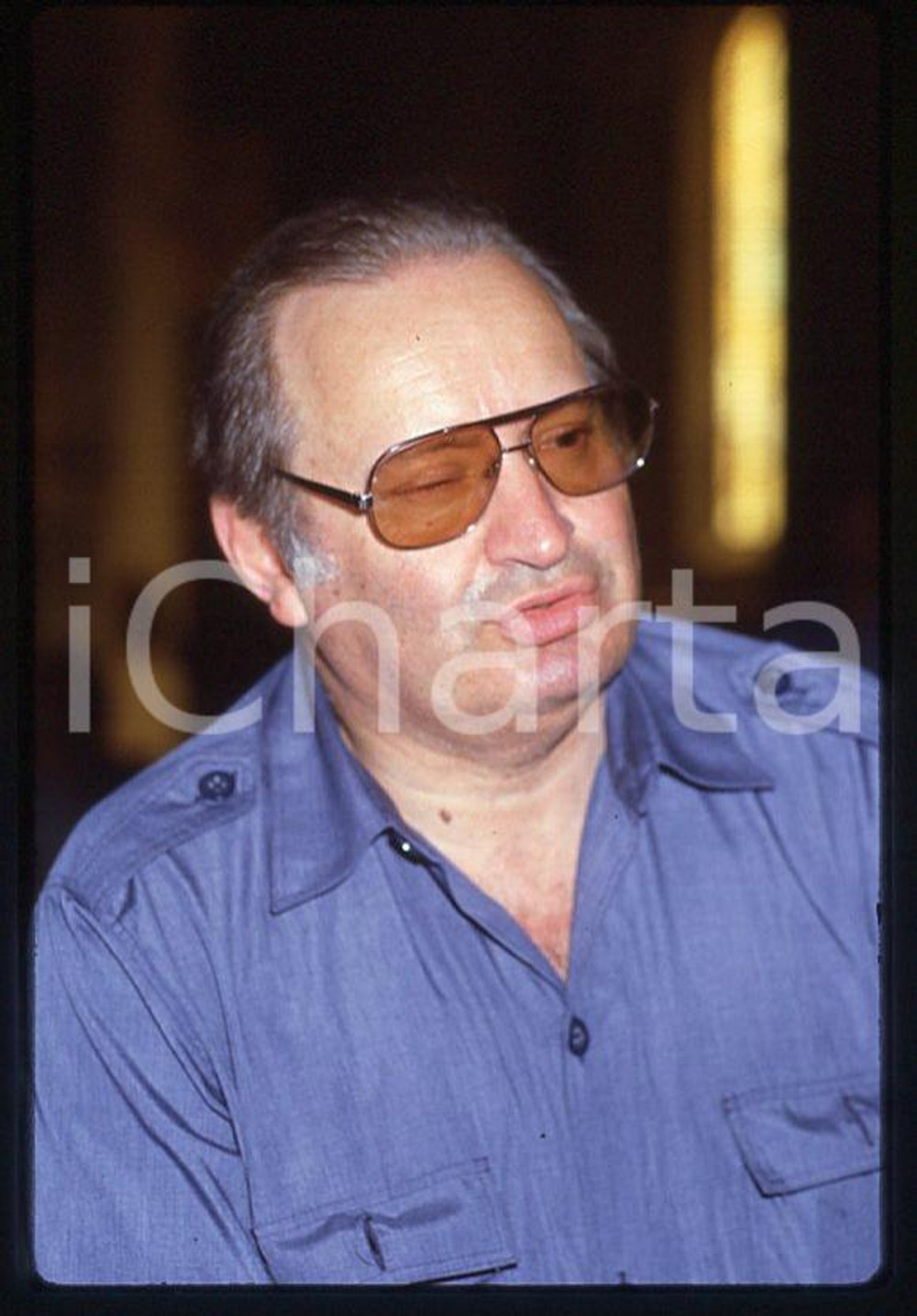 Romano MUSSOLINI Ritratto 1980 ca - 35mm vintage slide (4) Diapositiva originale, in formato 35 mm.Per i diritti rivolgersi a ICharta.E' severamente vietata la riproduzione. Tutti i diritti sono riservati.ICharta mette in vendita, sul negozio eBay e in esclusiva sul sito "icharta" il proprio archivio composto da numerose diapositive e negativi fotografici d'epoca, tutti originali e autentici, che attraversano la storia del costume tra la fine degli anni Sessanta e Novanta.Si tratta di uno sguardo inedito sull'attualità , la politica, la vita quotidiana, il gossip e la cultura, che fotografa il cambiamento della nazione in quest'ultimo scorcio del XX secolo.Un'occasione unica per il mercato del collezionismo, che vede finalmente disponibile un archivio eccezionale per vastità , tematiche e condizioni, in un settore (il negativo fotografico e la diapositiva) di assoluta novità e dalle interessanti prospettive di investimento. GOOD/buono   originale e autentica 1