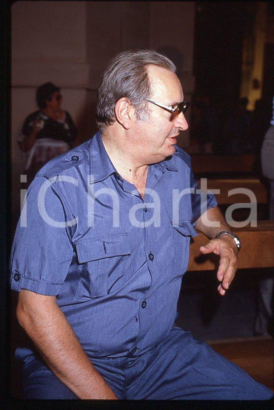 Romano MUSSOLINI Ritratto 1980 ca - 35mm vintage slide (3) Diapositiva originale, in formato 35 mm.Per i diritti rivolgersi a ICharta.E' severamente vietata la riproduzione. Tutti i diritti sono riservati.ICharta mette in vendita, sul negozio eBay e in esclusiva sul sito "icharta" il proprio archivio composto da numerose diapositive e negativi fotografici d'epoca, tutti originali e autentici, che attraversano la storia del costume tra la fine degli anni Sessanta e Novanta.Si tratta di uno sguardo inedito sull'attualità , la politica, la vita quotidiana, il gossip e la cultura, che fotografa il cambiamento della nazione in quest'ultimo scorcio del XX secolo.Un'occasione unica per il mercato del collezionismo, che vede finalmente disponibile un archivio eccezionale per vastità , tematiche e condizioni, in un settore (il negativo fotografico e la diapositiva) di assoluta novità e dalle interessanti prospettive di investimento. GOOD/buono   originale e autentica 1