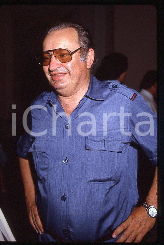 Romano MUSSOLINI Ritratto 1980 ca - 35mm vintage slide (7) Diapositiva originale, in formato 35 mm.Per i diritti rivolgersi a ICharta.E' severamente vietata la riproduzione. Tutti i diritti sono riservati.ICharta mette in vendita, sul negozio eBay e in esclusiva sul sito "icharta" il proprio archivio composto da numerose diapositive e negativi fotografici d'epoca, tutti originali e autentici, che attraversano la storia del costume tra la fine degli anni Sessanta e Novanta.Si tratta di uno sguardo inedito sull'attualità , la politica, la vita quotidiana, il gossip e la cultura, che fotografa il cambiamento della nazione in quest'ultimo scorcio del XX secolo.Un'occasione unica per il mercato del collezionismo, che vede finalmente disponibile un archivio eccezionale per vastità , tematiche e condizioni, in un settore (il negativo fotografico e la diapositiva) di assoluta novità e dalle interessanti prospettive di investimento. GOOD/buono   originale e autentica 1