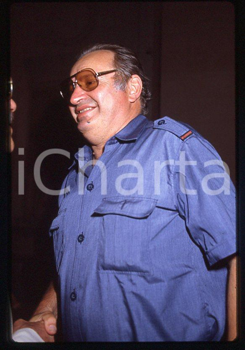 Romano MUSSOLINI Ritratto 1980 ca - 35mm vintage slide (6) Diapositiva originale, in formato 35 mm.Per i diritti rivolgersi a ICharta.E' severamente vietata la riproduzione. Tutti i diritti sono riservati.ICharta mette in vendita, sul negozio eBay e in esclusiva sul sito "icharta" il proprio archivio composto da numerose diapositive e negativi fotografici d'epoca, tutti originali e autentici, che attraversano la storia del costume tra la fine degli anni Sessanta e Novanta.Si tratta di uno sguardo inedito sull'attualità , la politica, la vita quotidiana, il gossip e la cultura, che fotografa il cambiamento della nazione in quest'ultimo scorcio del XX secolo.Un'occasione unica per il mercato del collezionismo, che vede finalmente disponibile un archivio eccezionale per vastità , tematiche e condizioni, in un settore (il negativo fotografico e la diapositiva) di assoluta novità e dalle interessanti prospettive di investimento. GOOD/buono   originale e autentica 1