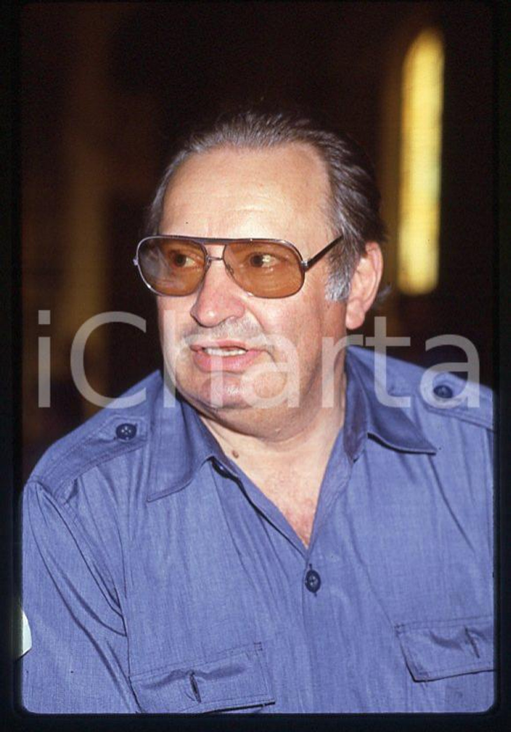 Romano MUSSOLINI Ritratto 1980 ca - 35mm vintage slide (5) Diapositiva originale, in formato 35 mm.Per i diritti rivolgersi a ICharta.E' severamente vietata la riproduzione. Tutti i diritti sono riservati.ICharta mette in vendita, sul negozio eBay e in esclusiva sul sito "icharta" il proprio archivio composto da numerose diapositive e negativi fotografici d'epoca, tutti originali e autentici, che attraversano la storia del costume tra la fine degli anni Sessanta e Novanta.Si tratta di uno sguardo inedito sull'attualità , la politica, la vita quotidiana, il gossip e la cultura, che fotografa il cambiamento della nazione in quest'ultimo scorcio del XX secolo.Un'occasione unica per il mercato del collezionismo, che vede finalmente disponibile un archivio eccezionale per vastità , tematiche e condizioni, in un settore (il negativo fotografico e la diapositiva) di assoluta novità e dalle interessanti prospettive di investimento. GOOD/buono   originale e autentica 1