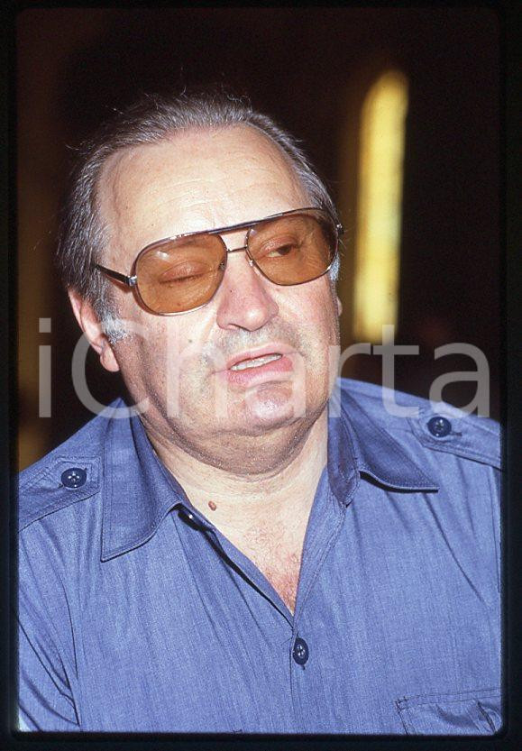 Romano MUSSOLINI Ritratto 1980 ca - 35mm vintage slide (9) Diapositiva originale, in formato 35 mm.Per i diritti rivolgersi a ICharta.E' severamente vietata la riproduzione. Tutti i diritti sono riservati.ICharta mette in vendita, sul negozio eBay e in esclusiva sul sito "icharta" il proprio archivio composto da numerose diapositive e negativi fotografici d'epoca, tutti originali e autentici, che attraversano la storia del costume tra la fine degli anni Sessanta e Novanta.Si tratta di uno sguardo inedito sull'attualità , la politica, la vita quotidiana, il gossip e la cultura, che fotografa il cambiamento della nazione in quest'ultimo scorcio del XX secolo.Un'occasione unica per il mercato del collezionismo, che vede finalmente disponibile un archivio eccezionale per vastità , tematiche e condizioni, in un settore (il negativo fotografico e la diapositiva) di assoluta novità e dalle interessanti prospettive di investimento. GOOD/buono   originale e autentica 1