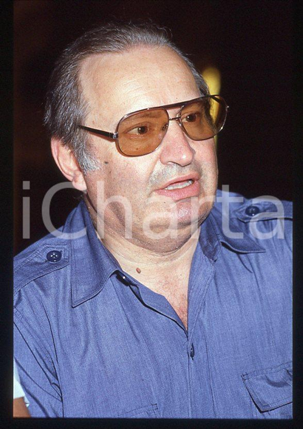 Romano MUSSOLINI Ritratto 1980 ca - 35mm vintage slide (11) Diapositiva originale, in formato 35 mm.Per i diritti rivolgersi a ICharta.E' severamente vietata la riproduzione. Tutti i diritti sono riservati.ICharta mette in vendita, sul negozio eBay e in esclusiva sul sito "icharta" il proprio archivio composto da numerose diapositive e negativi fotografici d'epoca, tutti originali e autentici, che attraversano la storia del costume tra la fine degli anni Sessanta e Novanta.Si tratta di uno sguardo inedito sull'attualità , la politica, la vita quotidiana, il gossip e la cultura, che fotografa il cambiamento della nazione in quest'ultimo scorcio del XX secolo.Un'occasione unica per il mercato del collezionismo, che vede finalmente disponibile un archivio eccezionale per vastità , tematiche e condizioni, in un settore (il negativo fotografico e la diapositiva) di assoluta novità e dalle interessanti prospettive di investimento. GOOD/buono   originale e autentica 1