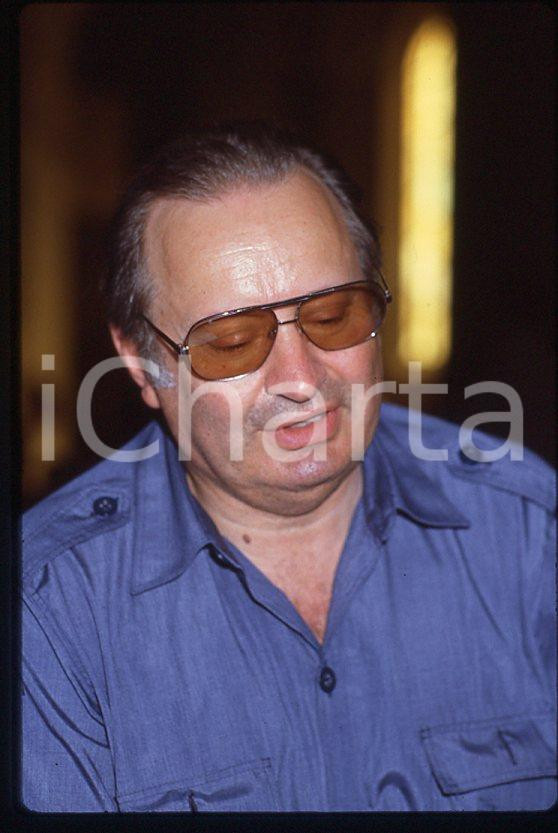 Romano MUSSOLINI Ritratto 1980 ca - 35mm vintage slide (10) Diapositiva originale, in formato 35 mm.Per i diritti rivolgersi a ICharta.E' severamente vietata la riproduzione. Tutti i diritti sono riservati.ICharta mette in vendita, sul negozio eBay e in esclusiva sul sito "icharta" il proprio archivio composto da numerose diapositive e negativi fotografici d'epoca, tutti originali e autentici, che attraversano la storia del costume tra la fine degli anni Sessanta e Novanta.Si tratta di uno sguardo inedito sull'attualità , la politica, la vita quotidiana, il gossip e la cultura, che fotografa il cambiamento della nazione in quest'ultimo scorcio del XX secolo.Un'occasione unica per il mercato del collezionismo, che vede finalmente disponibile un archivio eccezionale per vastità , tematiche e condizioni, in un settore (il negativo fotografico e la diapositiva) di assoluta novità e dalle interessanti prospettive di investimento. GOOD/buono   originale e autentica 1