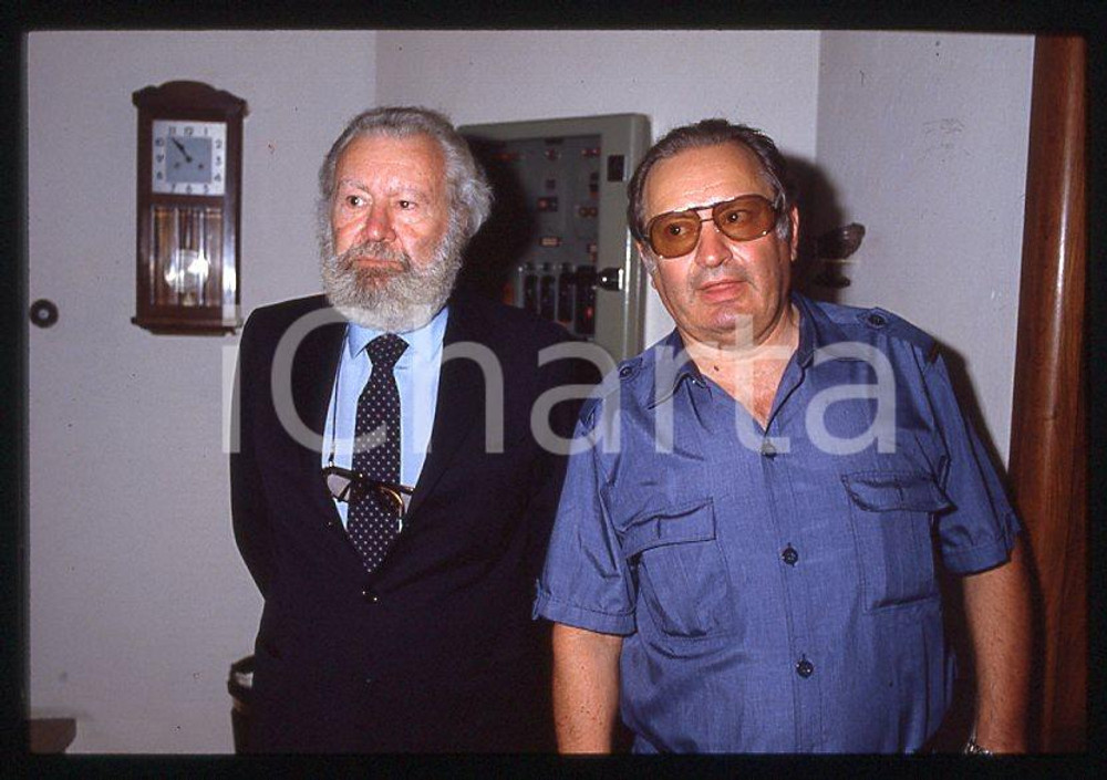 Vittorio e Romano MUSSOLINI Ritratto 1980 ca - 35mm vintage slide (1) Diapositiva originale, in formato 35 mm.Per i diritti rivolgersi a ICharta.E' severamente vietata la riproduzione. Tutti i diritti sono riservati.ICharta mette in vendita, sul negozio eBay e in esclusiva sul sito "icharta" il proprio archivio composto da numerose diapositive e negativi fotografici d'epoca, tutti originali e autentici, che attraversano la storia del costume tra la fine degli anni Sessanta e Novanta.Si tratta di uno sguardo inedito sull'attualità , la politica, la vita quotidiana, il gossip e la cultura, che fotografa il cambiamento della nazione in quest'ultimo scorcio del XX secolo.Un'occasione unica per il mercato del collezionismo, che vede finalmente disponibile un archivio eccezionale per vastità , tematiche e condizioni, in un settore (il negativo fotografico e la diapositiva) di assoluta novità e dalle interessanti prospettive di investimento. GOOD/buono   originale e autentica 1