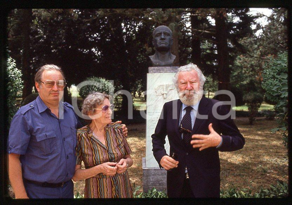 Vittorio, Edda e Romano MUSSOLINI Ritratto 1980 ca - 35mm vintage slide (1) Diapositiva originale, in formato 35 mm.Per i diritti rivolgersi a ICharta.E' severamente vietata la riproduzione. Tutti i diritti sono riservati.ICharta mette in vendita, sul negozio eBay e in esclusiva sul sito "icharta" il proprio archivio composto da numerose diapositive e negativi fotografici d'epoca, tutti originali e autentici, che attraversano la storia del costume tra la fine degli anni Sessanta e Novanta.Si tratta di uno sguardo inedito sull'attualità , la politica, la vita quotidiana, il gossip e la cultura, che fotografa il cambiamento della nazione in quest'ultimo scorcio del XX secolo.Un'occasione unica per il mercato del collezionismo, che vede finalmente disponibile un archivio eccezionale per vastità , tematiche e condizioni, in un settore (il negativo fotografico e la diapositiva) di assoluta novità e dalle interessanti prospettive di investimento. GOOD/buono   originale e autentica 1
