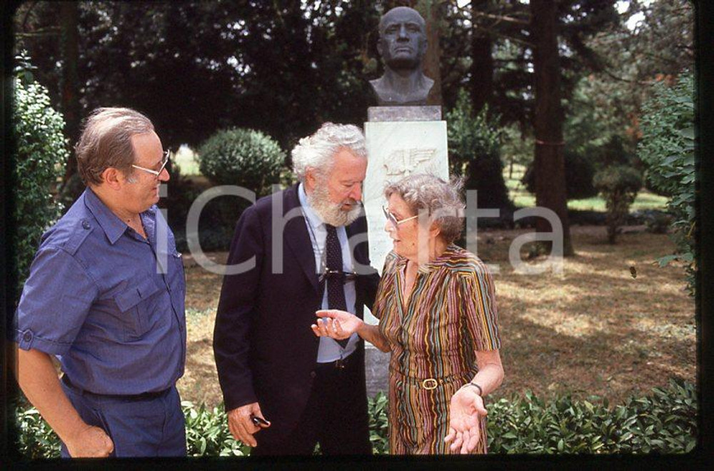 Vittorio, Edda e Romano MUSSOLINI Ritratto 1980 ca - 35mm vintage slide (2) Diapositiva originale, in formato 35 mm.Per i diritti rivolgersi a ICharta.E' severamente vietata la riproduzione. Tutti i diritti sono riservati.ICharta mette in vendita, sul negozio eBay e in esclusiva sul sito "icharta" il proprio archivio composto da numerose diapositive e negativi fotografici d'epoca, tutti originali e autentici, che attraversano la storia del costume tra la fine degli anni Sessanta e Novanta.Si tratta di uno sguardo inedito sull'attualità , la politica, la vita quotidiana, il gossip e la cultura, che fotografa il cambiamento della nazione in quest'ultimo scorcio del XX secolo.Un'occasione unica per il mercato del collezionismo, che vede finalmente disponibile un archivio eccezionale per vastità , tematiche e condizioni, in un settore (il negativo fotografico e la diapositiva) di assoluta novità e dalle interessanti prospettive di investimento. GOOD/buono   originale e autentica 1
