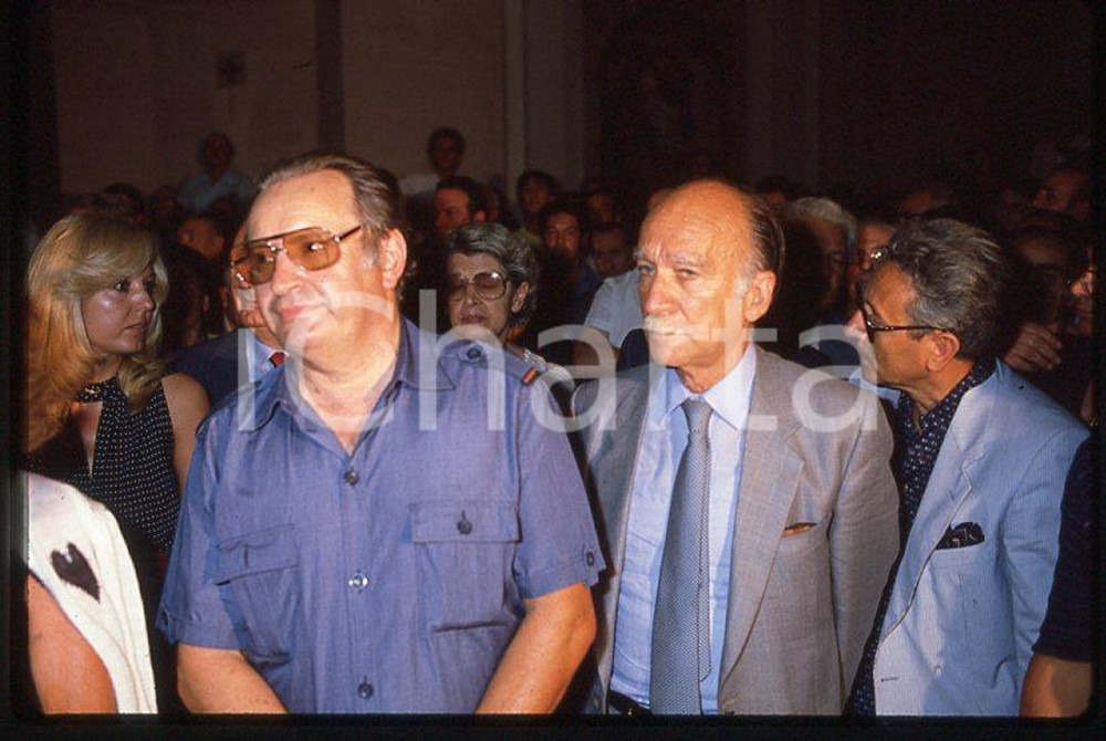 MSI Giorgio ALMIRANTE Romano MUSSOLINI 1980 ca - 35mm vintage slide (1) Diapositiva originale, in formato 35 mm.Per i diritti rivolgersi a ICharta.E' severamente vietata la riproduzione. Tutti i diritti sono riservati.ICharta mette in vendita, sul negozio eBay e in esclusiva sul sito "icharta" il proprio archivio composto da numerose diapositive e negativi fotografici d'epoca, tutti originali e autentici, che attraversano la storia del costume tra la fine degli anni Sessanta e Novanta.Si tratta di uno sguardo inedito sull'attualità , la politica, la vita quotidiana, il gossip e la cultura, che fotografa il cambiamento della nazione in quest'ultimo scorcio del XX secolo.Un'occasione unica per il mercato del collezionismo, che vede finalmente disponibile un archivio eccezionale per vastità , tematiche e condizioni, in un settore (il negativo fotografico e la diapositiva) di assoluta novità e dalle interessanti prospettive di investimento. GOOD/buono   originale e autentica 1