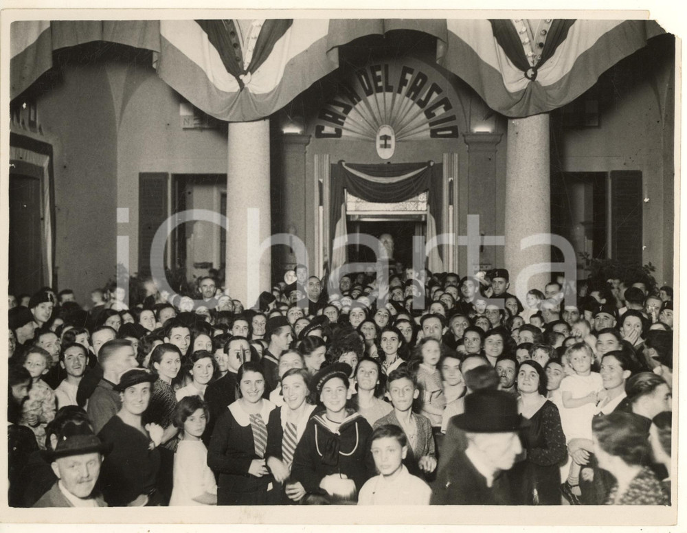 1936 CERNUSCO SUL NAVIGLIO Inaugurazione Casa del Fascio - Rino PARENTI *Foto  Fotografia originale d'epoca, con didascalia dattiloscritta e timbro datario al verso.La fotografia mostra il federale Rino Parenti tra la folla all'inaugurazione della locale Casa del Fascio. POOR/danneggiato lievi graffi superficiali; mancanza dell'angolo superiore destro Formato: 24x18 cm originale e autentica 1
