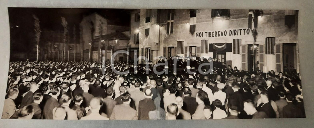 1936 CERNUSCO SUL NAVIGLIO Piazza del Comune - Discorso Rino PARENTI Foto doppia  Fotografia originale d'epoca, con timbro datario e didascalia dattiloscritta al verso:"Una veduta della piazza del Comune nel mentre parla al popolo il Federale dopo che il fiduciario Strazza ha reso conto del rapporto".Foto doppia, realizzata dall'unione di due fotografie. FAIR/discreto ritocchi manuali al centro Formato: 43x16 cm originale e autentica 1