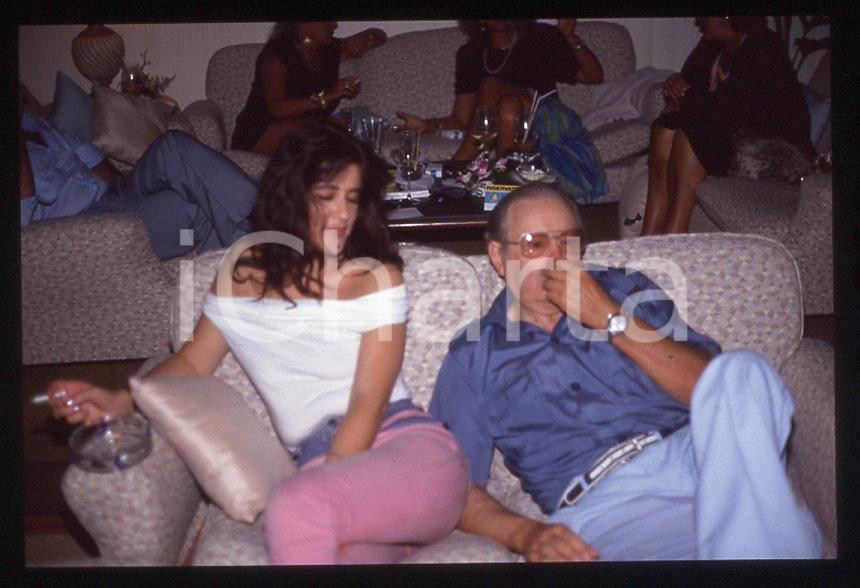 Romano MUSSOLINI Ritratto 1980 ca - 35mm vintage slide (12) Diapositiva originale, in formato 35 mm.Per i diritti rivolgersi a ICharta.E' severamente vietata la riproduzione. Tutti i diritti sono riservati.ICharta mette in vendita, sul negozio eBay e in esclusiva sul sito "icharta" il proprio archivio composto da numerose diapositive e negativi fotografici d'epoca, tutti originali e autentici, che attraversano la storia del costume tra la fine degli anni Sessanta e Novanta.Si tratta di uno sguardo inedito sull'attualità , la politica, la vita quotidiana, il gossip e la cultura, che fotografa il cambiamento della nazione in quest'ultimo scorcio del XX secolo.Un'occasione unica per il mercato del collezionismo, che vede finalmente disponibile un archivio eccezionale per vastità , tematiche e condizioni, in un settore (il negativo fotografico e la diapositiva) di assoluta novità e dalle interessanti prospettive di investimento. GOOD/buono   originale e autentica 1