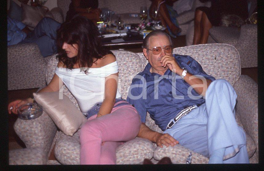 Romano MUSSOLINI Ritratto 1980 ca - 35mm vintage slide (13) Diapositiva originale, in formato 35 mm.Per i diritti rivolgersi a ICharta.E' severamente vietata la riproduzione. Tutti i diritti sono riservati.ICharta mette in vendita, sul negozio eBay e in esclusiva sul sito "icharta" il proprio archivio composto da numerose diapositive e negativi fotografici d'epoca, tutti originali e autentici, che attraversano la storia del costume tra la fine degli anni Sessanta e Novanta.Si tratta di uno sguardo inedito sull'attualità , la politica, la vita quotidiana, il gossip e la cultura, che fotografa il cambiamento della nazione in quest'ultimo scorcio del XX secolo.Un'occasione unica per il mercato del collezionismo, che vede finalmente disponibile un archivio eccezionale per vastità , tematiche e condizioni, in un settore (il negativo fotografico e la diapositiva) di assoluta novità e dalle interessanti prospettive di investimento. GOOD/buono   originale e autentica 1