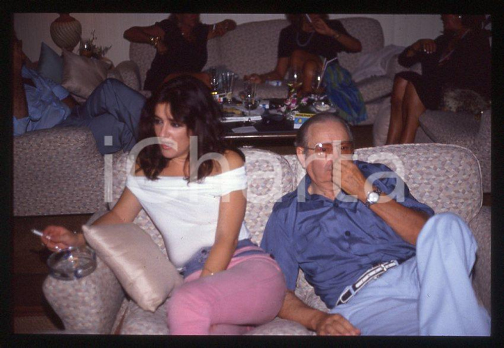 Romano MUSSOLINI Ritratto 1980 ca - 35mm vintage slide (14) Diapositiva originale, in formato 35 mm.Per i diritti rivolgersi a ICharta.E' severamente vietata la riproduzione. Tutti i diritti sono riservati.ICharta mette in vendita, sul negozio eBay e in esclusiva sul sito "icharta" il proprio archivio composto da numerose diapositive e negativi fotografici d'epoca, tutti originali e autentici, che attraversano la storia del costume tra la fine degli anni Sessanta e Novanta.Si tratta di uno sguardo inedito sull'attualità , la politica, la vita quotidiana, il gossip e la cultura, che fotografa il cambiamento della nazione in quest'ultimo scorcio del XX secolo.Un'occasione unica per il mercato del collezionismo, che vede finalmente disponibile un archivio eccezionale per vastità , tematiche e condizioni, in un settore (il negativo fotografico e la diapositiva) di assoluta novità e dalle interessanti prospettive di investimento. GOOD/buono   originale e autentica 1