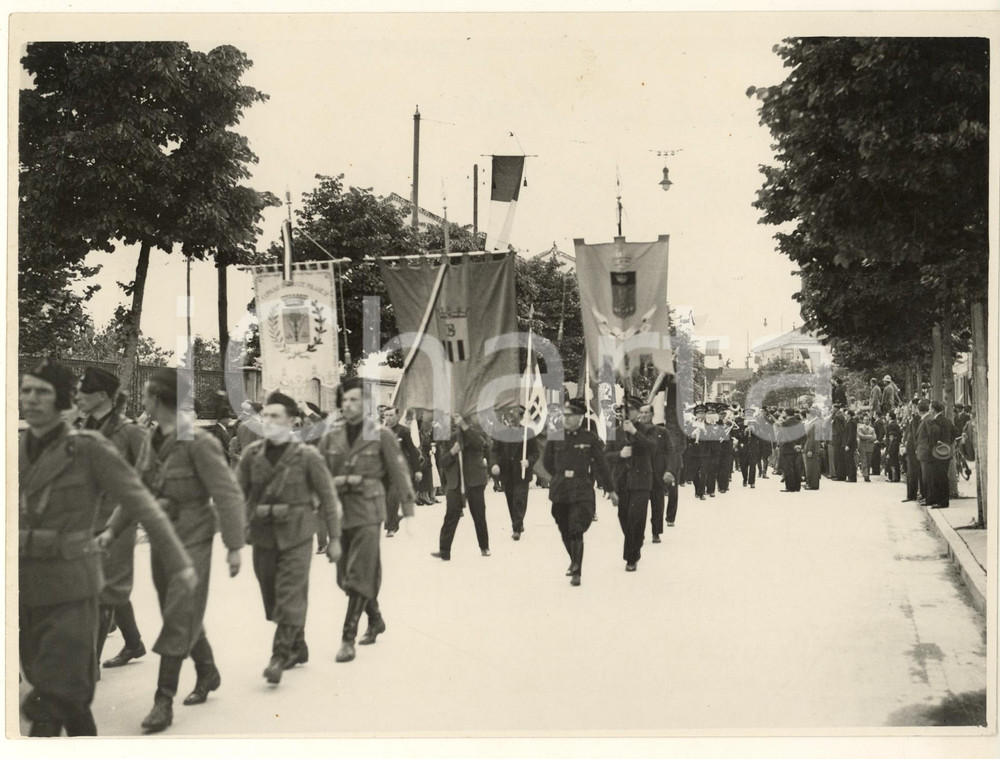 1936 BOLLATE (MI) Rino PARENTI in corteo - Inaugurazione Casa del Fascio *Foto  Fotografia originale d'epoca, con timbro datario e didascalia dattiloscritta al verso. GOOD/buono ma lievi graffi superficiali Formato: 24x18 cm originale e autentica 1