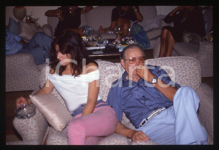 Romano MUSSOLINI Ritratto 1980 ca - 35mm vintage slide (17) Diapositiva originale, in formato 35 mm.Per i diritti rivolgersi a ICharta.E' severamente vietata la riproduzione. Tutti i diritti sono riservati.ICharta mette in vendita, sul negozio eBay e in esclusiva sul sito "icharta" il proprio archivio composto da numerose diapositive e negativi fotografici d'epoca, tutti originali e autentici, che attraversano la storia del costume tra la fine degli anni Sessanta e Novanta.Si tratta di uno sguardo inedito sull'attualità , la politica, la vita quotidiana, il gossip e la cultura, che fotografa il cambiamento della nazione in quest'ultimo scorcio del XX secolo.Un'occasione unica per il mercato del collezionismo, che vede finalmente disponibile un archivio eccezionale per vastità , tematiche e condizioni, in un settore (il negativo fotografico e la diapositiva) di assoluta novità e dalle interessanti prospettive di investimento. GOOD/buono   originale e autentica 1