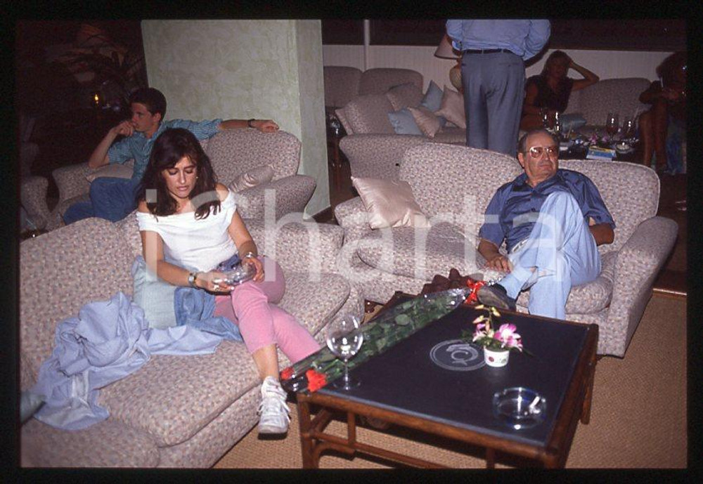 Romano MUSSOLINI Ritratto 1980 ca - 35mm vintage slide (16) Diapositiva originale, in formato 35 mm.Per i diritti rivolgersi a ICharta.E' severamente vietata la riproduzione. Tutti i diritti sono riservati.ICharta mette in vendita, sul negozio eBay e in esclusiva sul sito "icharta" il proprio archivio composto da numerose diapositive e negativi fotografici d'epoca, tutti originali e autentici, che attraversano la storia del costume tra la fine degli anni Sessanta e Novanta.Si tratta di uno sguardo inedito sull'attualità , la politica, la vita quotidiana, il gossip e la cultura, che fotografa il cambiamento della nazione in quest'ultimo scorcio del XX secolo.Un'occasione unica per il mercato del collezionismo, che vede finalmente disponibile un archivio eccezionale per vastità , tematiche e condizioni, in un settore (il negativo fotografico e la diapositiva) di assoluta novità e dalle interessanti prospettive di investimento. GOOD/buono   originale e autentica 1