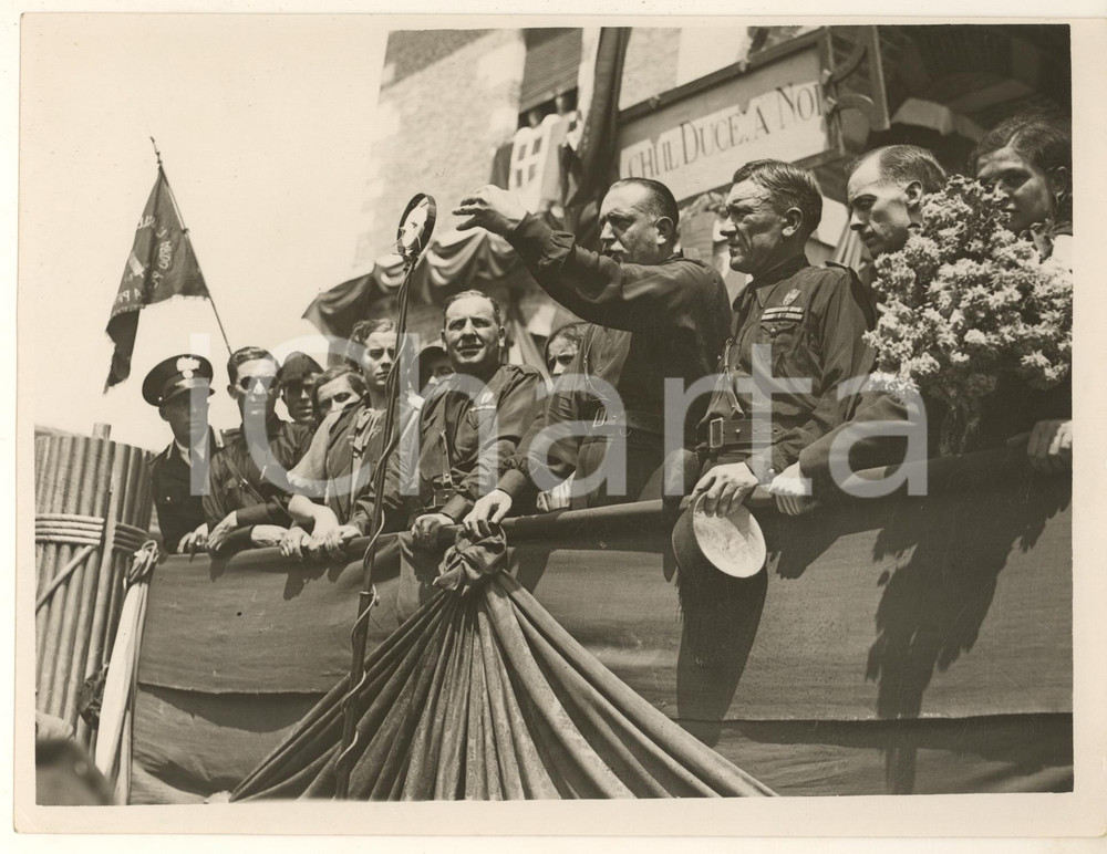 1936 PAULLO (MI) Discorso di Rino PARENTI - Adunata fascista *Foto 24x18 cm  Fotografia originale d'epoca, con timbro datario e didascalia manoscritta al verso.FOTOGRAFO: E. Montesi - Milano GOOD/buono ma lievi graffi superficiali e minima piegatura angolare Formato: 24x18 cm originale e autentica 1
