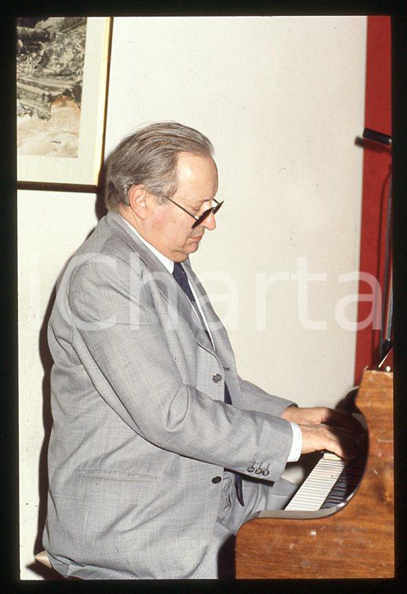 JAZZ Romano MUSSOLINI al pianoforte 1990 ca - 35mm vintage slide (15) Diapositiva originale, in formato 35 mm.Per i diritti rivolgersi a ICharta.E' severamente vietata la riproduzione. Tutti i diritti sono riservati.ICharta mette in vendita, sul negozio eBay e in esclusiva sul sito "icharta" il proprio archivio composto da numerose diapositive e negativi fotografici d'epoca, tutti originali e autentici, che attraversano la storia del costume tra la fine degli anni Sessanta e Novanta.Si tratta di uno sguardo inedito sull'attualità , la politica, la vita quotidiana, il gossip e la cultura, che fotografa il cambiamento della nazione in quest'ultimo scorcio del XX secolo.Un'occasione unica per il mercato del collezionismo, che vede finalmente disponibile un archivio eccezionale per vastità , tematiche e condizioni, in un settore (il negativo fotografico e la diapositiva) di assoluta novità e dalle interessanti prospettive di investimento. GOOD/buono   originale e autentica 1