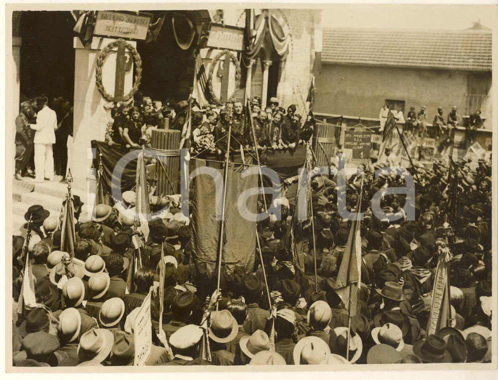 1936 PAULLO (MI) Discorso di Rino PARENTI - Adunata fascista *Foto 24x18 (2)  Fotografia originale d'epoca, con timbro datario e didascalia manoscritta al verso.FOTOGRAFO: E. Montesi - Milano GOOD/buono lievi graffi superficiali Formato: 24x18 cm originale e autentica 1