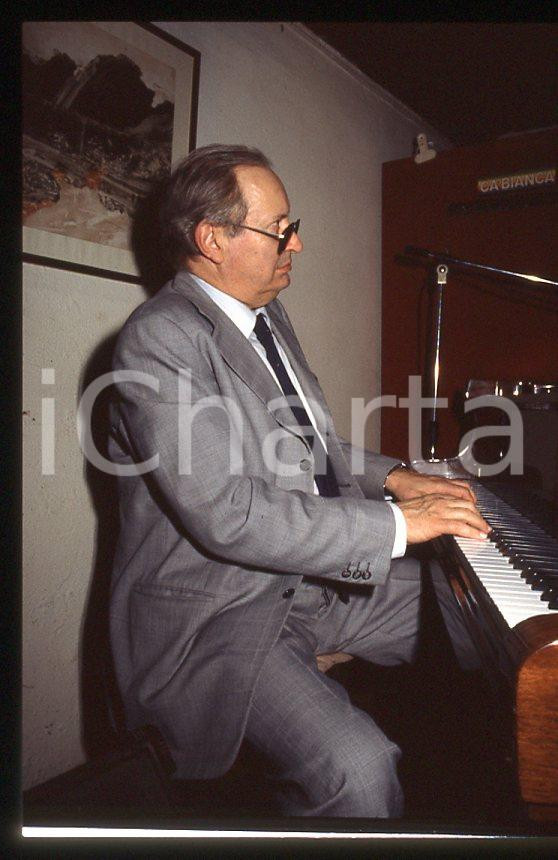 JAZZ Romano MUSSOLINI al pianoforte 1990 ca - 35mm vintage slide (19) Diapositiva originale, in formato 35 mm.Per i diritti rivolgersi a ICharta.E' severamente vietata la riproduzione. Tutti i diritti sono riservati.ICharta mette in vendita, sul negozio eBay e in esclusiva sul sito "icharta" il proprio archivio composto da numerose diapositive e negativi fotografici d'epoca, tutti originali e autentici, che attraversano la storia del costume tra la fine degli anni Sessanta e Novanta.Si tratta di uno sguardo inedito sull'attualità , la politica, la vita quotidiana, il gossip e la cultura, che fotografa il cambiamento della nazione in quest'ultimo scorcio del XX secolo.Un'occasione unica per il mercato del collezionismo, che vede finalmente disponibile un archivio eccezionale per vastità , tematiche e condizioni, in un settore (il negativo fotografico e la diapositiva) di assoluta novità e dalle interessanti prospettive di investimento. GOOD/buono   originale e autentica 1