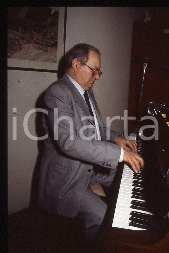 JAZZ Romano MUSSOLINI al pianoforte 1990 ca - 35mm vintage slide (18) Diapositiva originale, in formato 35 mm.Per i diritti rivolgersi a ICharta.E' severamente vietata la riproduzione. Tutti i diritti sono riservati.ICharta mette in vendita, sul negozio eBay e in esclusiva sul sito "icharta" il proprio archivio composto da numerose diapositive e negativi fotografici d'epoca, tutti originali e autentici, che attraversano la storia del costume tra la fine degli anni Sessanta e Novanta.Si tratta di uno sguardo inedito sull'attualità , la politica, la vita quotidiana, il gossip e la cultura, che fotografa il cambiamento della nazione in quest'ultimo scorcio del XX secolo.Un'occasione unica per il mercato del collezionismo, che vede finalmente disponibile un archivio eccezionale per vastità , tematiche e condizioni, in un settore (il negativo fotografico e la diapositiva) di assoluta novità e dalle interessanti prospettive di investimento. GOOD/buono   originale e autentica 1