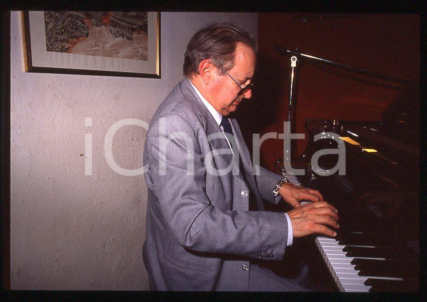 JAZZ Romano MUSSOLINI al pianoforte 1990 ca - 35mm vintage slide (20) Diapositiva originale, in formato 35 mm.Per i diritti rivolgersi a ICharta.E' severamente vietata la riproduzione. Tutti i diritti sono riservati.ICharta mette in vendita, sul negozio eBay e in esclusiva sul sito "icharta" il proprio archivio composto da numerose diapositive e negativi fotografici d'epoca, tutti originali e autentici, che attraversano la storia del costume tra la fine degli anni Sessanta e Novanta.Si tratta di uno sguardo inedito sull'attualità , la politica, la vita quotidiana, il gossip e la cultura, che fotografa il cambiamento della nazione in quest'ultimo scorcio del XX secolo.Un'occasione unica per il mercato del collezionismo, che vede finalmente disponibile un archivio eccezionale per vastità , tematiche e condizioni, in un settore (il negativo fotografico e la diapositiva) di assoluta novità e dalle interessanti prospettive di investimento. GOOD/buono   originale e autentica 1