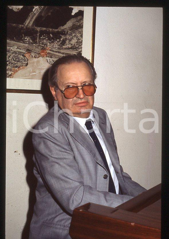 JAZZ Romano MUSSOLINI al pianoforte 1990 ca - 35mm vintage slide (23) Diapositiva originale, in formato 35 mm.Per i diritti rivolgersi a ICharta.E' severamente vietata la riproduzione. Tutti i diritti sono riservati.ICharta mette in vendita, sul negozio eBay e in esclusiva sul sito "icharta" il proprio archivio composto da numerose diapositive e negativi fotografici d'epoca, tutti originali e autentici, che attraversano la storia del costume tra la fine degli anni Sessanta e Novanta.Si tratta di uno sguardo inedito sull'attualità , la politica, la vita quotidiana, il gossip e la cultura, che fotografa il cambiamento della nazione in quest'ultimo scorcio del XX secolo.Un'occasione unica per il mercato del collezionismo, che vede finalmente disponibile un archivio eccezionale per vastità , tematiche e condizioni, in un settore (il negativo fotografico e la diapositiva) di assoluta novità e dalle interessanti prospettive di investimento. GOOD/buono   originale e autentica 1