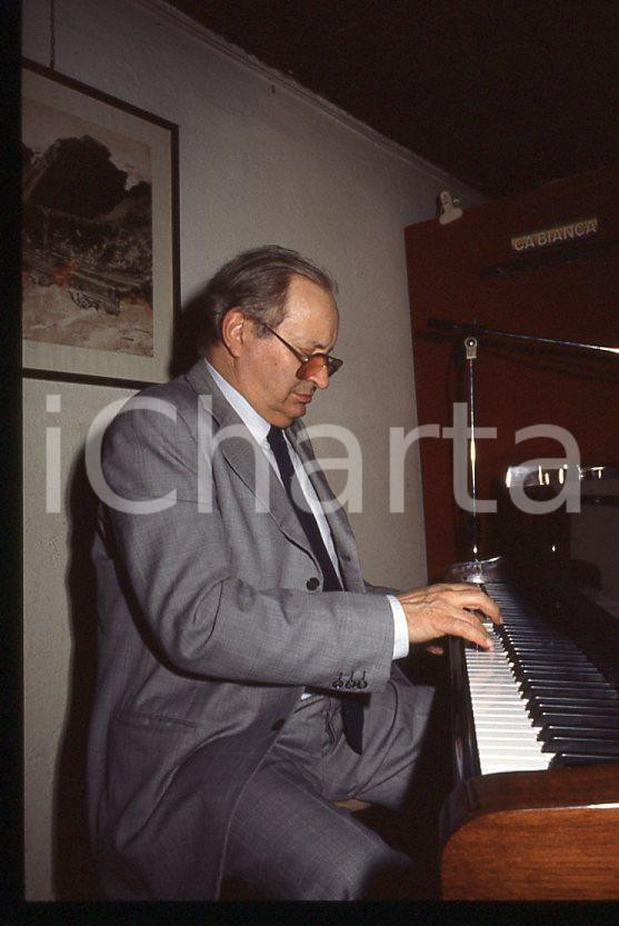 JAZZ Romano MUSSOLINI al pianoforte 1990 ca - 35mm vintage slide (22) Diapositiva originale, in formato 35 mm.Per i diritti rivolgersi a ICharta.E' severamente vietata la riproduzione. Tutti i diritti sono riservati.ICharta mette in vendita, sul negozio eBay e in esclusiva sul sito "icharta" il proprio archivio composto da numerose diapositive e negativi fotografici d'epoca, tutti originali e autentici, che attraversano la storia del costume tra la fine degli anni Sessanta e Novanta.Si tratta di uno sguardo inedito sull'attualità , la politica, la vita quotidiana, il gossip e la cultura, che fotografa il cambiamento della nazione in quest'ultimo scorcio del XX secolo.Un'occasione unica per il mercato del collezionismo, che vede finalmente disponibile un archivio eccezionale per vastità , tematiche e condizioni, in un settore (il negativo fotografico e la diapositiva) di assoluta novità e dalle interessanti prospettive di investimento. GOOD/buono   originale e autentica 1