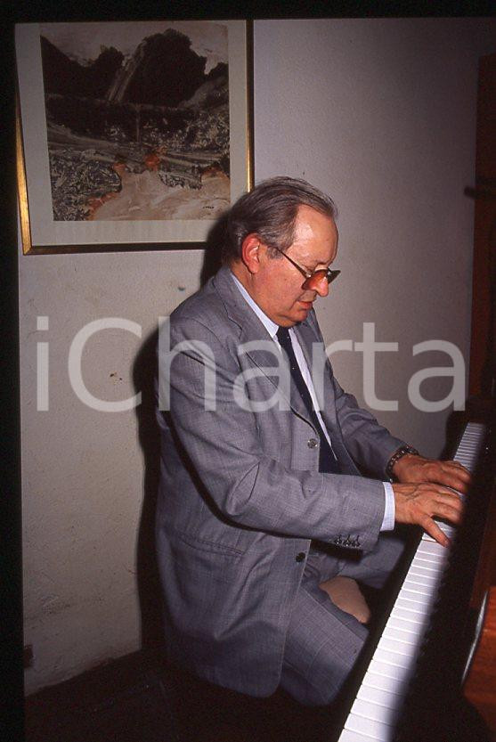 JAZZ Romano MUSSOLINI al pianoforte 1990 ca - 35mm vintage slide (21) Diapositiva originale, in formato 35 mm.Per i diritti rivolgersi a ICharta.E' severamente vietata la riproduzione. Tutti i diritti sono riservati.ICharta mette in vendita, sul negozio eBay e in esclusiva sul sito "icharta" il proprio archivio composto da numerose diapositive e negativi fotografici d'epoca, tutti originali e autentici, che attraversano la storia del costume tra la fine degli anni Sessanta e Novanta.Si tratta di uno sguardo inedito sull'attualità , la politica, la vita quotidiana, il gossip e la cultura, che fotografa il cambiamento della nazione in quest'ultimo scorcio del XX secolo.Un'occasione unica per il mercato del collezionismo, che vede finalmente disponibile un archivio eccezionale per vastità , tematiche e condizioni, in un settore (il negativo fotografico e la diapositiva) di assoluta novità e dalle interessanti prospettive di investimento. GOOD/buono   originale e autentica 1