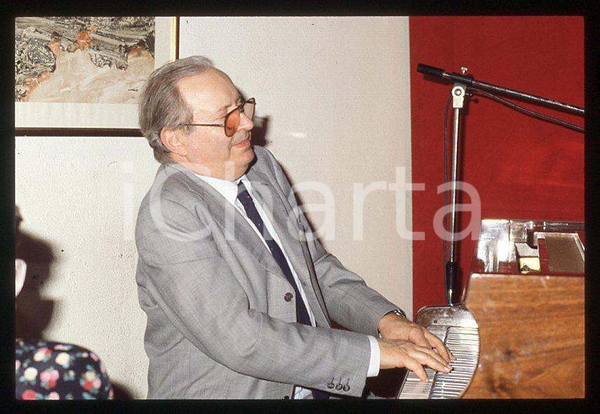 JAZZ Romano MUSSOLINI al pianoforte 1990 ca - 35mm vintage slide (25) Diapositiva originale, in formato 35 mm.Per i diritti rivolgersi a ICharta.E' severamente vietata la riproduzione. Tutti i diritti sono riservati.ICharta mette in vendita, sul negozio eBay e in esclusiva sul sito "icharta" il proprio archivio composto da numerose diapositive e negativi fotografici d'epoca, tutti originali e autentici, che attraversano la storia del costume tra la fine degli anni Sessanta e Novanta.Si tratta di uno sguardo inedito sull'attualità , la politica, la vita quotidiana, il gossip e la cultura, che fotografa il cambiamento della nazione in quest'ultimo scorcio del XX secolo.Un'occasione unica per il mercato del collezionismo, che vede finalmente disponibile un archivio eccezionale per vastità , tematiche e condizioni, in un settore (il negativo fotografico e la diapositiva) di assoluta novità e dalle interessanti prospettive di investimento. GOOD/buono   originale e autentica 1