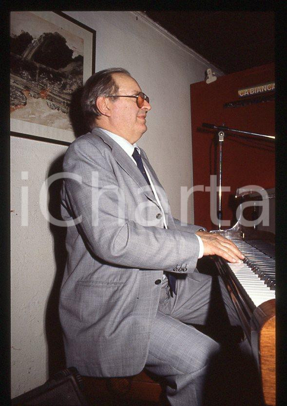 JAZZ Romano MUSSOLINI al pianoforte 1990 ca - 35mm vintage slide (27) Diapositiva originale, in formato 35 mm.Per i diritti rivolgersi a ICharta.E' severamente vietata la riproduzione. Tutti i diritti sono riservati.ICharta mette in vendita, sul negozio eBay e in esclusiva sul sito "icharta" il proprio archivio composto da numerose diapositive e negativi fotografici d'epoca, tutti originali e autentici, che attraversano la storia del costume tra la fine degli anni Sessanta e Novanta.Si tratta di uno sguardo inedito sull'attualità , la politica, la vita quotidiana, il gossip e la cultura, che fotografa il cambiamento della nazione in quest'ultimo scorcio del XX secolo.Un'occasione unica per il mercato del collezionismo, che vede finalmente disponibile un archivio eccezionale per vastità , tematiche e condizioni, in un settore (il negativo fotografico e la diapositiva) di assoluta novità e dalle interessanti prospettive di investimento. GOOD/buono   originale e autentica 1