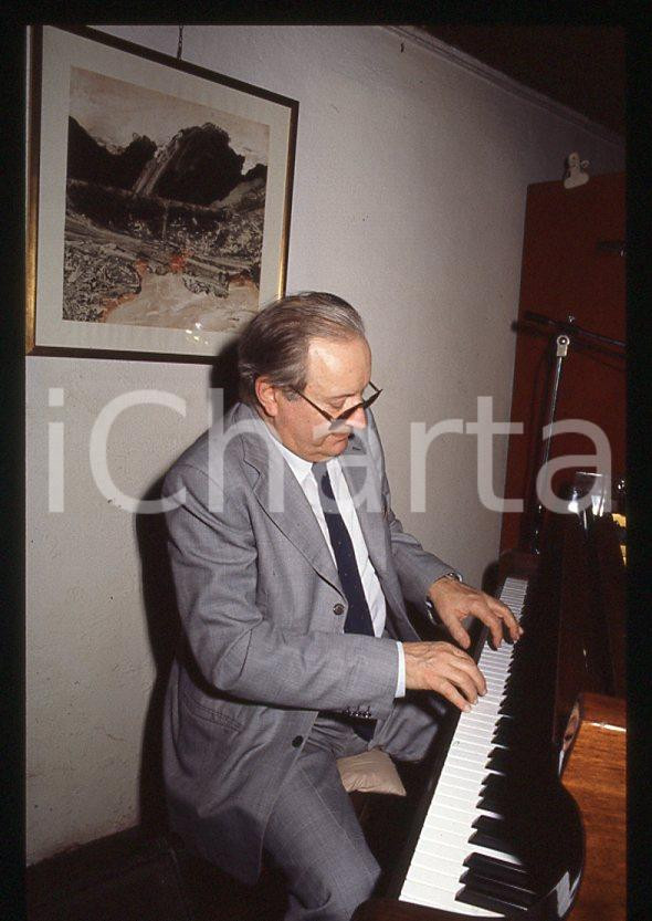 JAZZ Romano MUSSOLINI al pianoforte 1990 ca - 35mm vintage slide (29) Diapositiva originale, in formato 35 mm.Per i diritti rivolgersi a ICharta.E' severamente vietata la riproduzione. Tutti i diritti sono riservati.ICharta mette in vendita, sul negozio eBay e in esclusiva sul sito "icharta" il proprio archivio composto da numerose diapositive e negativi fotografici d'epoca, tutti originali e autentici, che attraversano la storia del costume tra la fine degli anni Sessanta e Novanta.Si tratta di uno sguardo inedito sull'attualità , la politica, la vita quotidiana, il gossip e la cultura, che fotografa il cambiamento della nazione in quest'ultimo scorcio del XX secolo.Un'occasione unica per il mercato del collezionismo, che vede finalmente disponibile un archivio eccezionale per vastità , tematiche e condizioni, in un settore (il negativo fotografico e la diapositiva) di assoluta novità e dalle interessanti prospettive di investimento. GOOD/buono   originale e autentica 1
