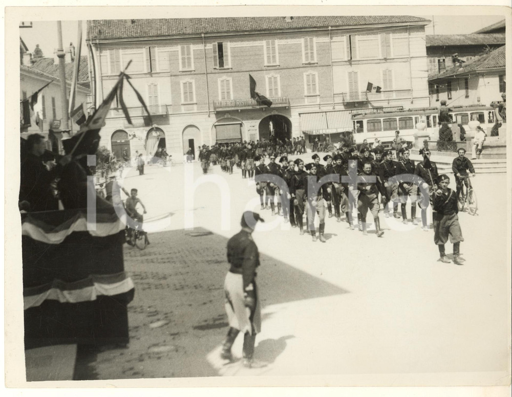 1935 FASCISMO DESIO Comandante passa in rivista i fasci giovanili *Foto  Fotografia originale d'epoca, con timbro datario al verso e didascalia dattiloscritta.Si vede sulla piazza l' "Albergo Ristorante Centrale", non più esistente. FAIR/discreto lievi graffi; minime piegature angolari Formato: 24x18 cm originale e autentica 1