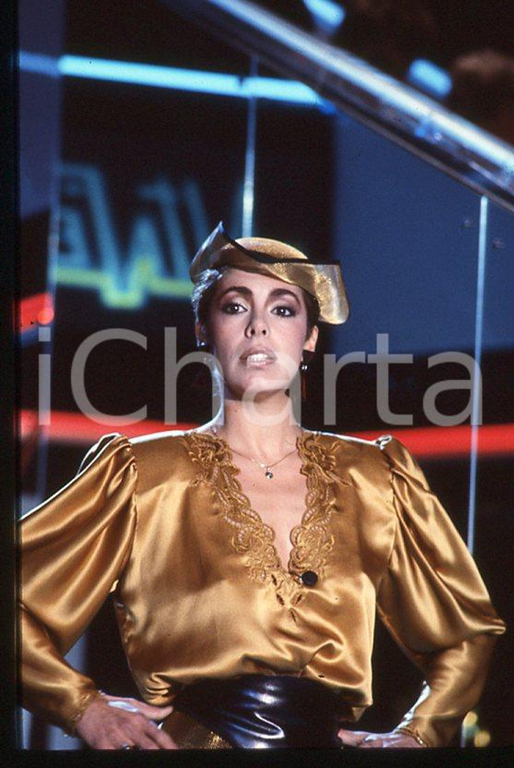 Nadia CASSINI Ritratto della showgirl 1980 ca - 35mm vintage slide (7) Diapositiva originale, in formato 35 mm.Per i diritti rivolgersi a ICharta.E' severamente vietata la riproduzione. Tutti i diritti sono riservati.ICharta mette in vendita, sul negozio eBay e in esclusiva sul sito "icharta" il proprio archivio composto da numerose diapositive e negativi fotografici d'epoca, tutti originali e autentici, che attraversano la storia del costume tra la fine degli anni Sessanta e Novanta.Si tratta di uno sguardo inedito sull'attualità , la politica, la vita quotidiana, il gossip e la cultura, che fotografa il cambiamento della nazione in quest'ultimo scorcio del XX secolo.Un'occasione unica per il mercato del collezionismo, che vede finalmente disponibile un archivio eccezionale per vastità , tematiche e condizioni, in un settore (il negativo fotografico e la diapositiva) di assoluta novità e dalle interessanti prospettive di investimento. GOOD/buono   originale e autentica 1
