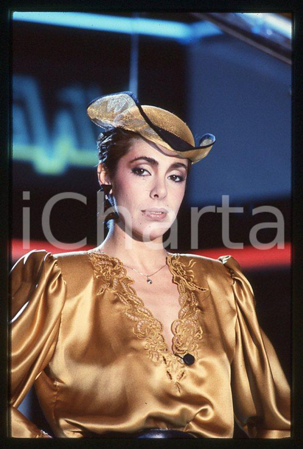 Nadia CASSINI Ritratto della showgirl 1980 ca - 35mm vintage slide (6) Diapositiva originale, in formato 35 mm.Per i diritti rivolgersi a ICharta.E' severamente vietata la riproduzione. Tutti i diritti sono riservati.ICharta mette in vendita, sul negozio eBay e in esclusiva sul sito "icharta" il proprio archivio composto da numerose diapositive e negativi fotografici d'epoca, tutti originali e autentici, che attraversano la storia del costume tra la fine degli anni Sessanta e Novanta.Si tratta di uno sguardo inedito sull'attualità , la politica, la vita quotidiana, il gossip e la cultura, che fotografa il cambiamento della nazione in quest'ultimo scorcio del XX secolo.Un'occasione unica per il mercato del collezionismo, che vede finalmente disponibile un archivio eccezionale per vastità , tematiche e condizioni, in un settore (il negativo fotografico e la diapositiva) di assoluta novità e dalle interessanti prospettive di investimento. GOOD/buono   originale e autentica 1