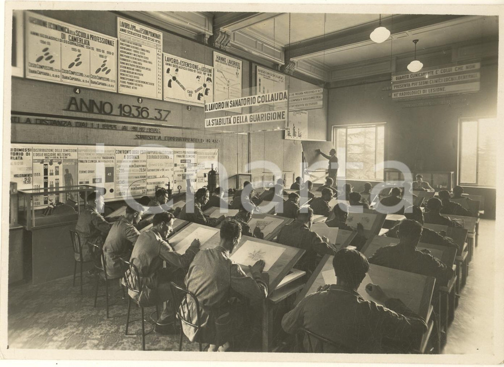 1938 COMO CARMERLATA Sanatorio - Allievi della scuola professionale *Foto RARA  Fotografia originale d'epoca, con timbro datario al verso e didascalia manoscritta. GOOD/buono lieve sovraimpressione del timbro a secco Formato: 18x13 cm originale e autentica 1
