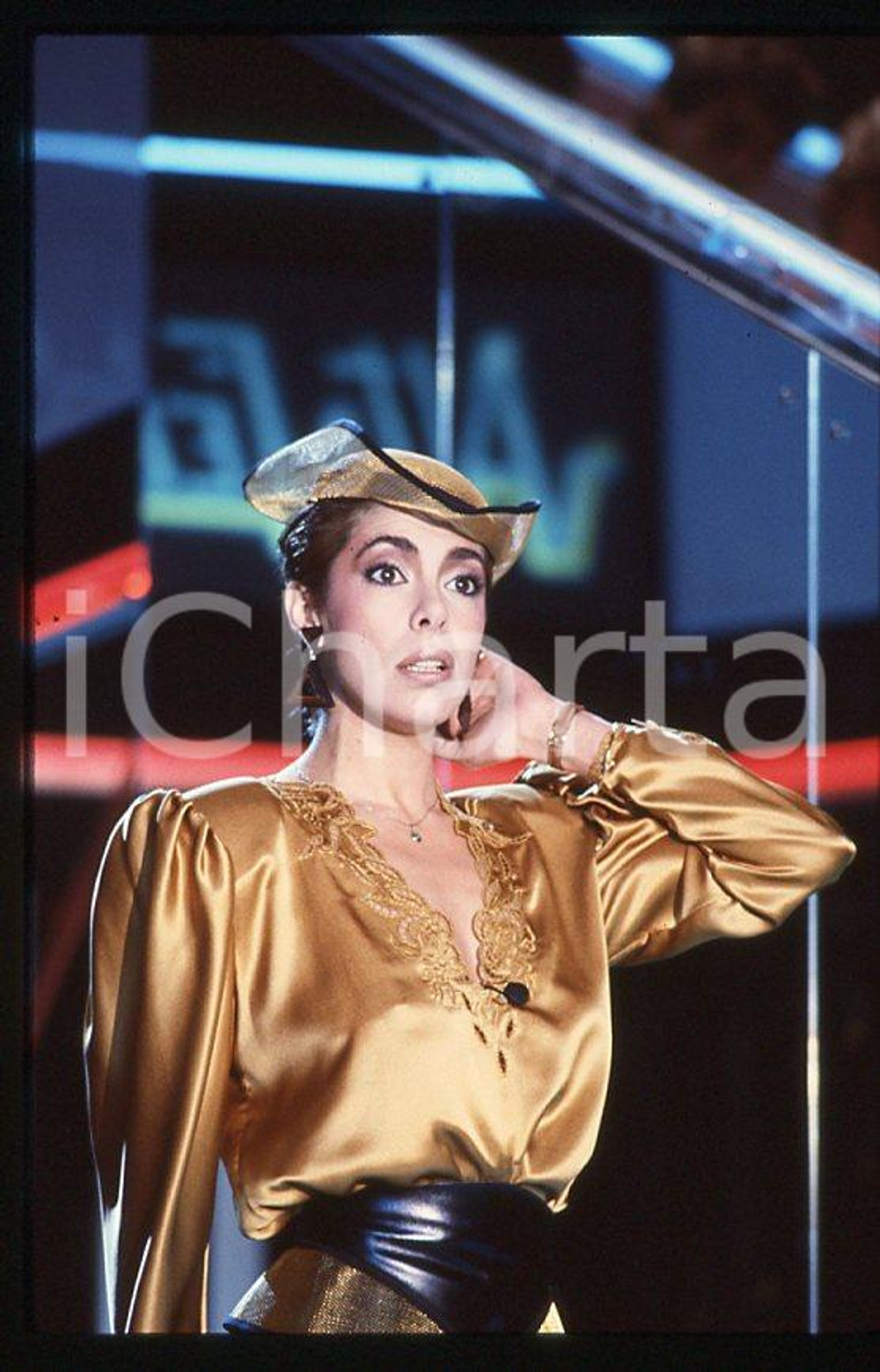 Nadia CASSINI Ritratto della showgirl 1980 ca - 35mm vintage slide (12) Diapositiva originale, in formato 35 mm.Per i diritti rivolgersi a ICharta.E' severamente vietata la riproduzione. Tutti i diritti sono riservati.ICharta mette in vendita, sul negozio eBay e in esclusiva sul sito "icharta" il proprio archivio composto da numerose diapositive e negativi fotografici d'epoca, tutti originali e autentici, che attraversano la storia del costume tra la fine degli anni Sessanta e Novanta.Si tratta di uno sguardo inedito sull'attualità , la politica, la vita quotidiana, il gossip e la cultura, che fotografa il cambiamento della nazione in quest'ultimo scorcio del XX secolo.Un'occasione unica per il mercato del collezionismo, che vede finalmente disponibile un archivio eccezionale per vastità , tematiche e condizioni, in un settore (il negativo fotografico e la diapositiva) di assoluta novità e dalle interessanti prospettive di investimento. GOOD/buono   originale e autentica 1