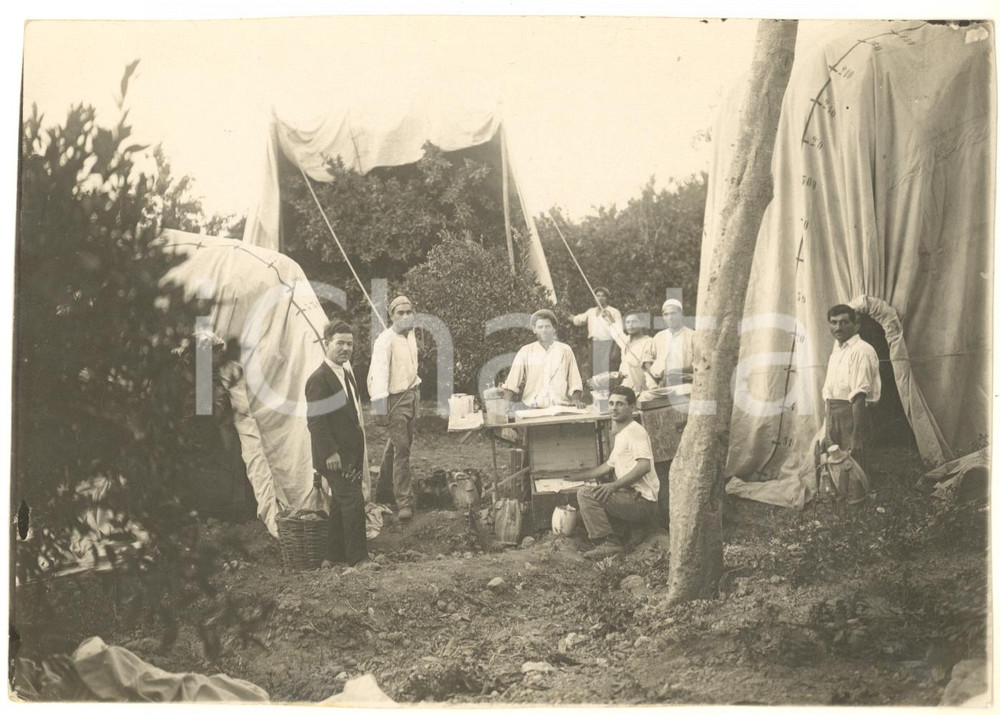 1933 AGRICOLTURA Provincia di SIRACUSA - Disinfezione degli aranci *Foto RARA  Fotografia originale d'epoca, con timbro datario al verso e didascalia manoscritta.FOTOGRAFO: Melios Sabbadini FAIR/discreto piegatura angolare; lieve sbrecciatura angolare; margini lievemente rifilati Formato: 18x13 cm originale e autentica 1