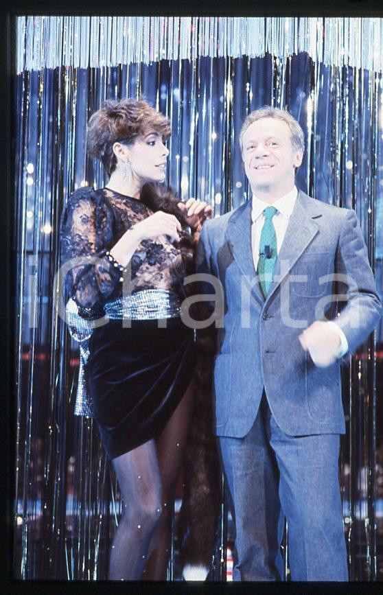 Nadia CASSINI Johnny DORELLI Premiatissima 1983 - 35mm vintage slide (1) Diapositiva originale, in formato 35 mm.Per i diritti rivolgersi a ICharta.E' severamente vietata la riproduzione. Tutti i diritti sono riservati.ICharta mette in vendita, sul negozio eBay e in esclusiva sul sito "icharta" il proprio archivio composto da numerose diapositive e negativi fotografici d'epoca, tutti originali e autentici, che attraversano la storia del costume tra la fine degli anni Sessanta e Novanta.Si tratta di uno sguardo inedito sull'attualità , la politica, la vita quotidiana, il gossip e la cultura, che fotografa il cambiamento della nazione in quest'ultimo scorcio del XX secolo.Un'occasione unica per il mercato del collezionismo, che vede finalmente disponibile un archivio eccezionale per vastità , tematiche e condizioni, in un settore (il negativo fotografico e la diapositiva) di assoluta novità e dalle interessanti prospettive di investimento. GOOD/buono   originale e autentica 1