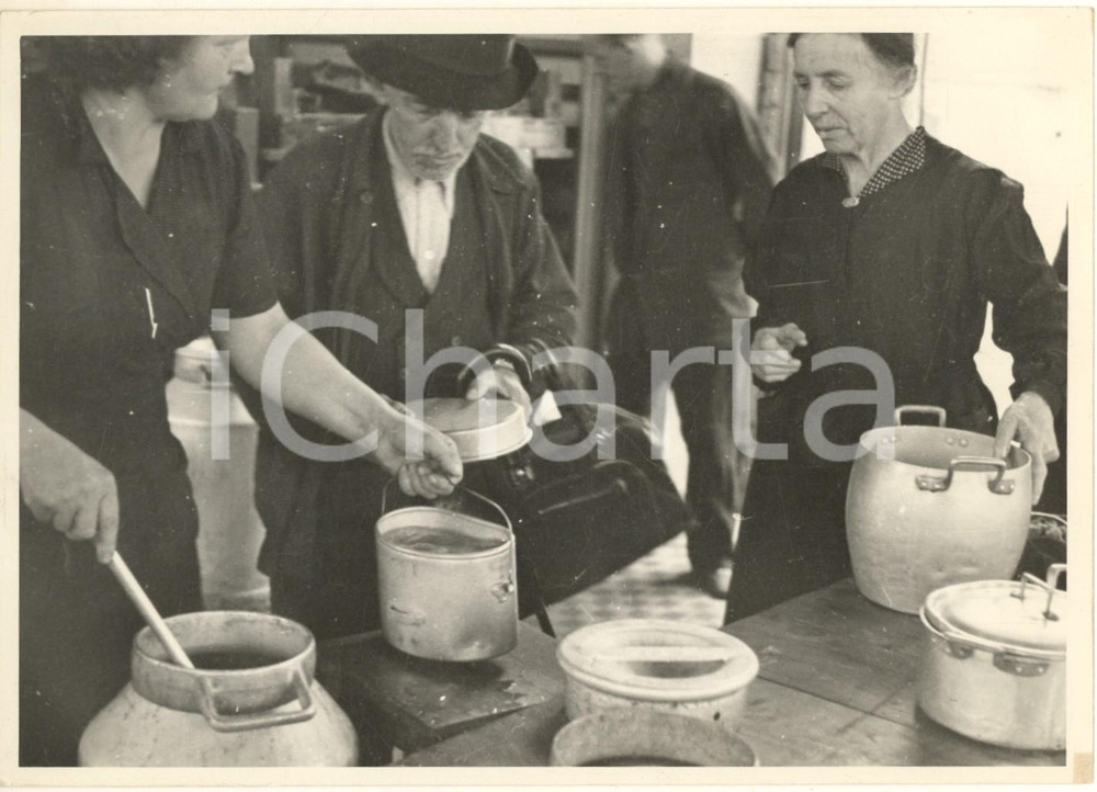1944 RSI NORD ITALIA Mensa popolare del PFR distribuisce la minestra *Foto  Fotografia originale d'epoca, con didascalia dattiloscritta. CONDIZIONI:POOR/danneggiato rigatureFORMATO: 18x13 cm originale e autentica 1