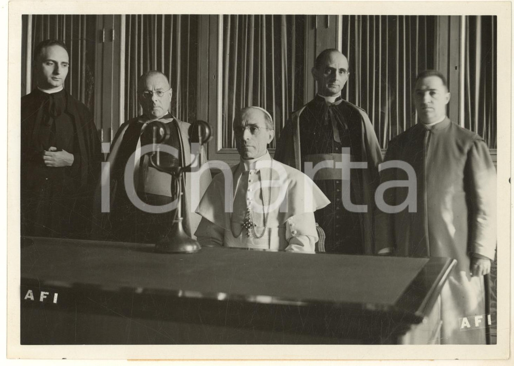 1941 CITTA' DEL VATICANO Papa Pio XII pronuncia il messaggio di Natale *Foto  Fotografia originale d'epoca, con didascalia manoscritta.FOTOGRAFO: Ferruzzi - Venezia POOR/danneggiato piegatura angolare; lievi graffi Formato: 18x13 cm originale e autentica 1