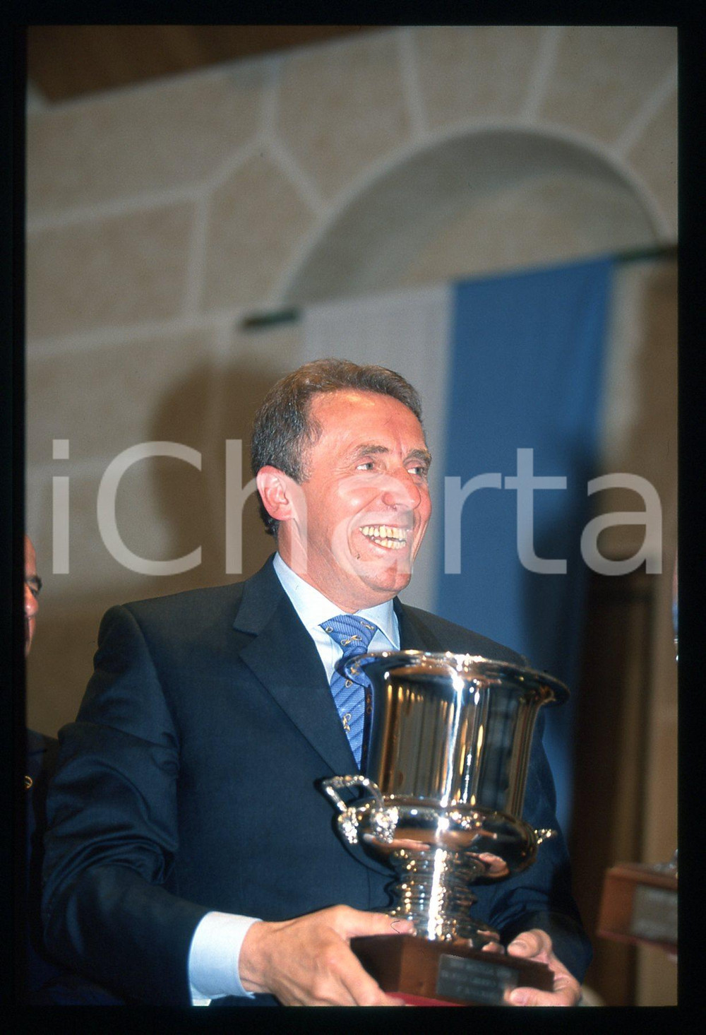 Giuliano CANÈ Vincitore 1000 MIGLIA - BRESCIA 1999 35 mm vintage slide Diapositiva d'epoca, in formato 35 mm.CONDIZIONI: GOODE' severamente vietata la riproduzione. Tutti i diritti sono riservati.Nella diapositiva ICharta mette in vendita, sul negozio eBay e in esclusiva sul sito "icharta" il proprio archivio composto da numerose diapositive e negativi fotografici d'epoca, tutti originali e autentici, che attraversano la storia del costume italiano tra gli la fine degli anni Sessanta e Novanta.Si tratta di uno sguardo inedito sull'attualità , la politica, la vita quotidiana, il gossip e la cultura, che fotografa il cambiamento della nazione in quest'ultimo scorcio del XX secolo. Un'occasione unica per il mercato del collezionismo, che vede finalmente disponibile un archivio eccezionale per vastità , tematiche e condizioni, in un settore (il negativo fotografico e la diapositiva) di assoluta novità e dalle interessanti prospettive di investimento.  GOOD/buono   originale e autentica 1