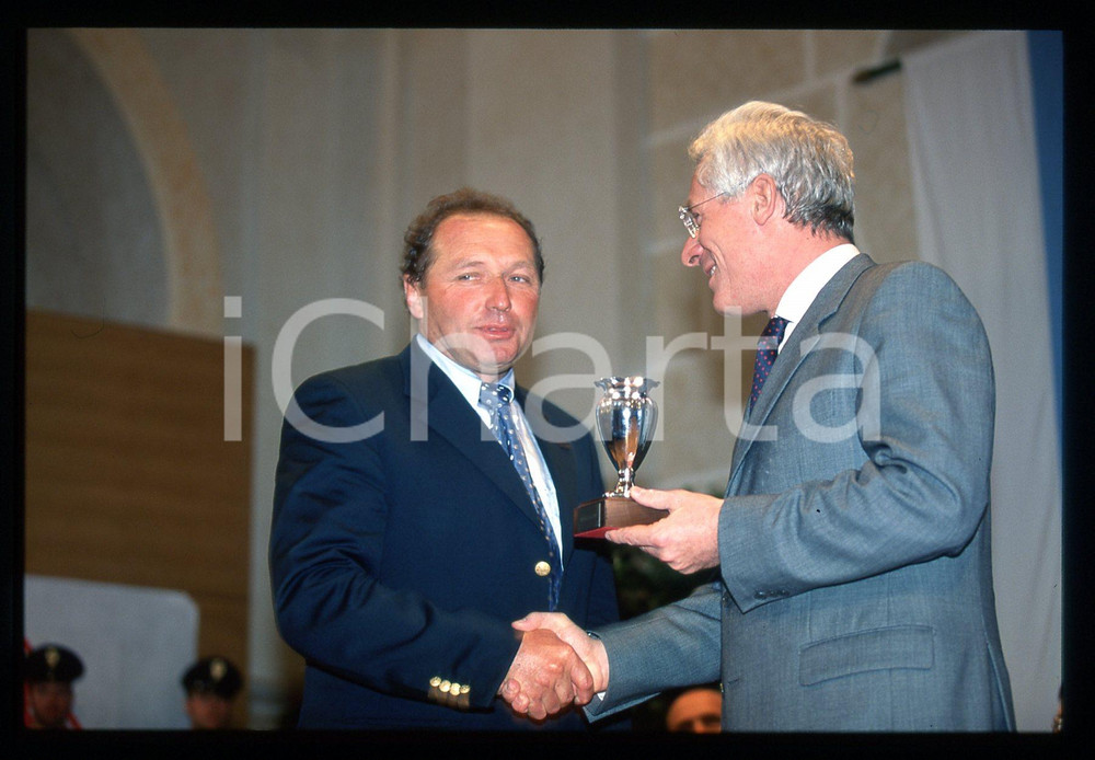 Jochen MASS 1000 MIGLIA - BRESCIA 1999 35 mm vintage slide Diapositiva d'epoca, in formato 35 mm.CONDIZIONI: GOODE' severamente vietata la riproduzione. Tutti i diritti sono riservati.Nella diapositiva ICharta mette in vendita, sul negozio eBay e in esclusiva sul sito "icharta" il proprio archivio composto da numerose diapositive e negativi fotografici d'epoca, tutti originali e autentici, che attraversano la storia del costume italiano tra gli la fine degli anni Sessanta e Novanta.Si tratta di uno sguardo inedito sull'attualità , la politica, la vita quotidiana, il gossip e la cultura, che fotografa il cambiamento della nazione in quest'ultimo scorcio del XX secolo. Un'occasione unica per il mercato del collezionismo, che vede finalmente disponibile un archivio eccezionale per vastità , tematiche e condizioni, in un settore (il negativo fotografico e la diapositiva) di assoluta novità e dalle interessanti prospettive di investimento.  GOOD/buono   originale e autentica 1