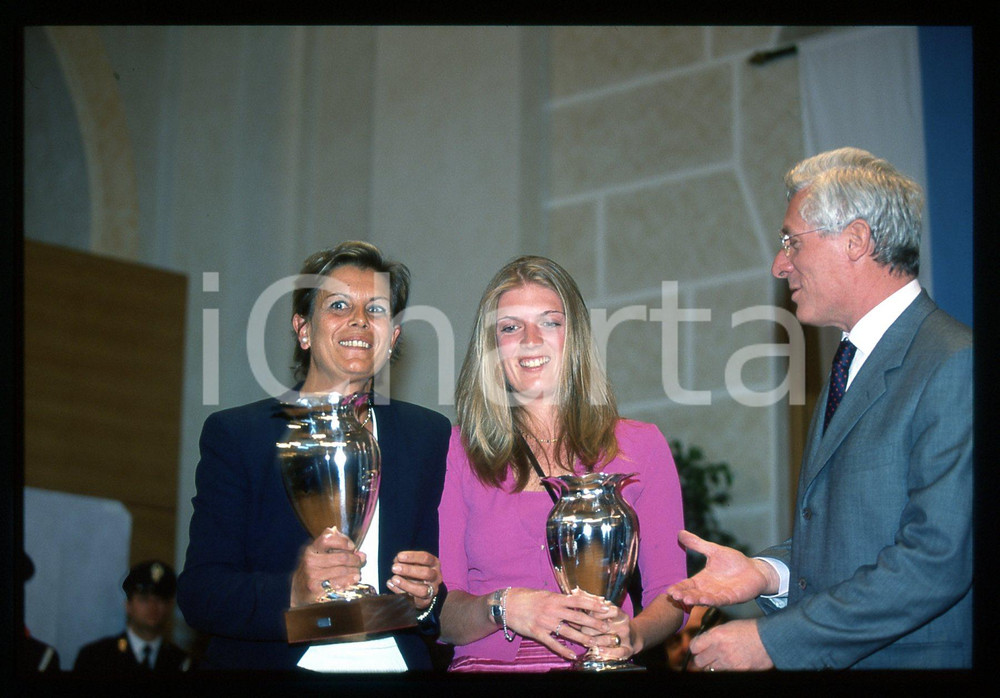 1000 MIGLIA - BRESCIA 1999 35 mm vintage slide 12 Diapositiva d'epoca, in formato 35 mm.CONDIZIONI: GOODE' severamente vietata la riproduzione. Tutti i diritti sono riservati.Nella diapositiva ICharta mette in vendita, sul negozio eBay e in esclusiva sul sito "icharta" il proprio archivio composto da numerose diapositive e negativi fotografici d'epoca, tutti originali e autentici, che attraversano la storia del costume italiano tra gli la fine degli anni Sessanta e Novanta.Si tratta di uno sguardo inedito sull'attualità , la politica, la vita quotidiana, il gossip e la cultura, che fotografa il cambiamento della nazione in quest'ultimo scorcio del XX secolo. Un'occasione unica per il mercato del collezionismo, che vede finalmente disponibile un archivio eccezionale per vastità , tematiche e condizioni, in un settore (il negativo fotografico e la diapositiva) di assoluta novità e dalle interessanti prospettive di investimento.  GOOD/buono   originale e autentica 1