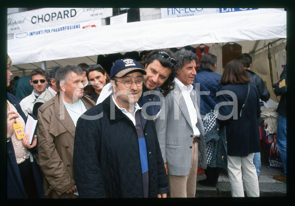 Lucio DALLA Alessandro BERGONZONI 1000 MIGLIA BRESCIA 1999 35 mm vintage slide Diapositiva d'epoca, in formato 35 mm.CONDIZIONI: GOODE' severamente vietata la riproduzione. Tutti i diritti sono riservati.Nella diapositiva ICharta mette in vendita, sul negozio eBay e in esclusiva sul sito "icharta" il proprio archivio composto da numerose diapositive e negativi fotografici d'epoca, tutti originali e autentici, che attraversano la storia del costume italiano tra gli la fine degli anni Sessanta e Novanta.Si tratta di uno sguardo inedito sull'attualità , la politica, la vita quotidiana, il gossip e la cultura, che fotografa il cambiamento della nazione in quest'ultimo scorcio del XX secolo. Un'occasione unica per il mercato del collezionismo, che vede finalmente disponibile un archivio eccezionale per vastità , tematiche e condizioni, in un settore (il negativo fotografico e la diapositiva) di assoluta novità e dalle interessanti prospettive di investimento.   GOOD/buono   originale e autentica 1