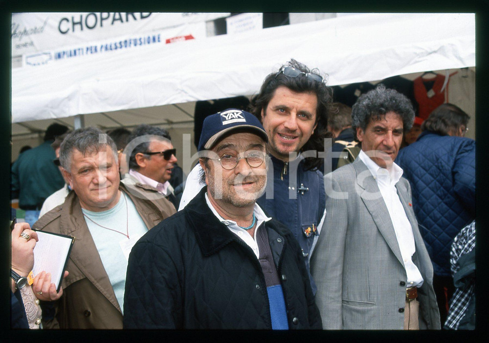 Lucio DALLA Alessandro BERGONZONI 1000 MIGLIA BRESCIA 1999 35 mm vintage slide 2 Diapositiva d'epoca, in formato 35 mm.CONDIZIONI: GOODE' severamente vietata la riproduzione. Tutti i diritti sono riservati.Nella diapositiva ICharta mette in vendita, sul negozio eBay e in esclusiva sul sito "icharta" il proprio archivio composto da numerose diapositive e negativi fotografici d'epoca, tutti originali e autentici, che attraversano la storia del costume italiano tra gli la fine degli anni Sessanta e Novanta.Si tratta di uno sguardo inedito sull'attualità , la politica, la vita quotidiana, il gossip e la cultura, che fotografa il cambiamento della nazione in quest'ultimo scorcio del XX secolo. Un'occasione unica per il mercato del collezionismo, che vede finalmente disponibile un archivio eccezionale per vastità , tematiche e condizioni, in un settore (il negativo fotografico e la diapositiva) di assoluta novità e dalle interessanti prospettive di investimento.   GOOD/buono   originale e autentica 1