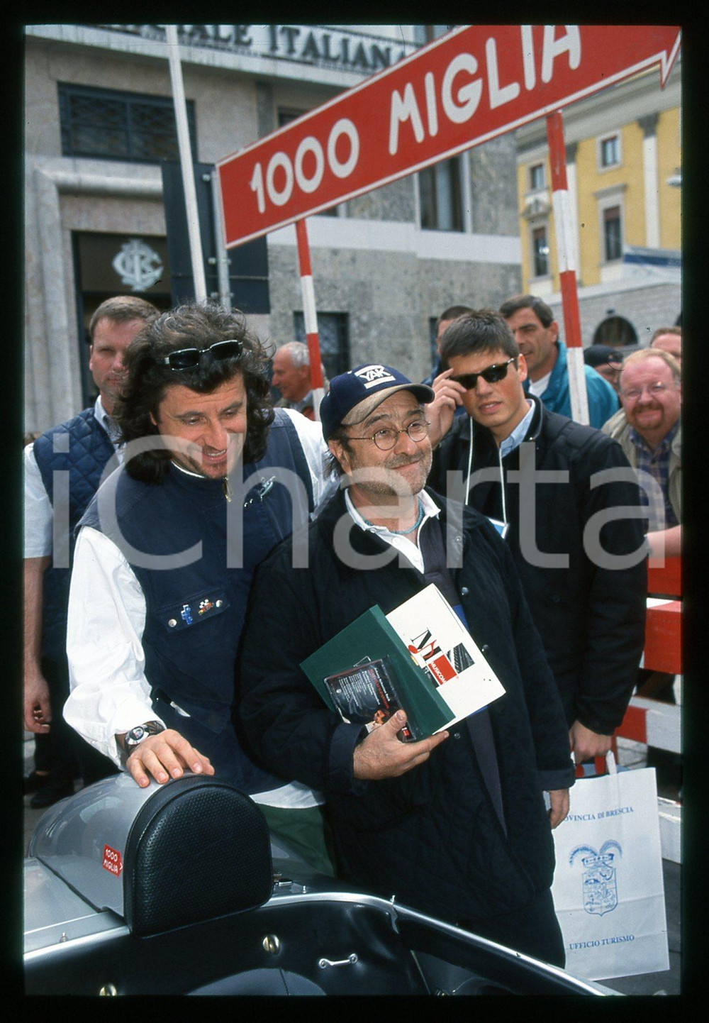 Lucio DALLA Alessandro BERGONZONI 1000 MIGLIA BRESCIA 1999 35 mm vintage slide 3 Diapositiva d'epoca, in formato 35 mm.CONDIZIONI: GOODE' severamente vietata la riproduzione. Tutti i diritti sono riservati.Nella diapositiva ICharta mette in vendita, sul negozio eBay e in esclusiva sul sito "icharta" il proprio archivio composto da numerose diapositive e negativi fotografici d'epoca, tutti originali e autentici, che attraversano la storia del costume italiano tra gli la fine degli anni Sessanta e Novanta.Si tratta di uno sguardo inedito sull'attualità , la politica, la vita quotidiana, il gossip e la cultura, che fotografa il cambiamento della nazione in quest'ultimo scorcio del XX secolo. Un'occasione unica per il mercato del collezionismo, che vede finalmente disponibile un archivio eccezionale per vastità , tematiche e condizioni, in un settore (il negativo fotografico e la diapositiva) di assoluta novità e dalle interessanti prospettive di investimento.   GOOD/buono   originale e autentica 1