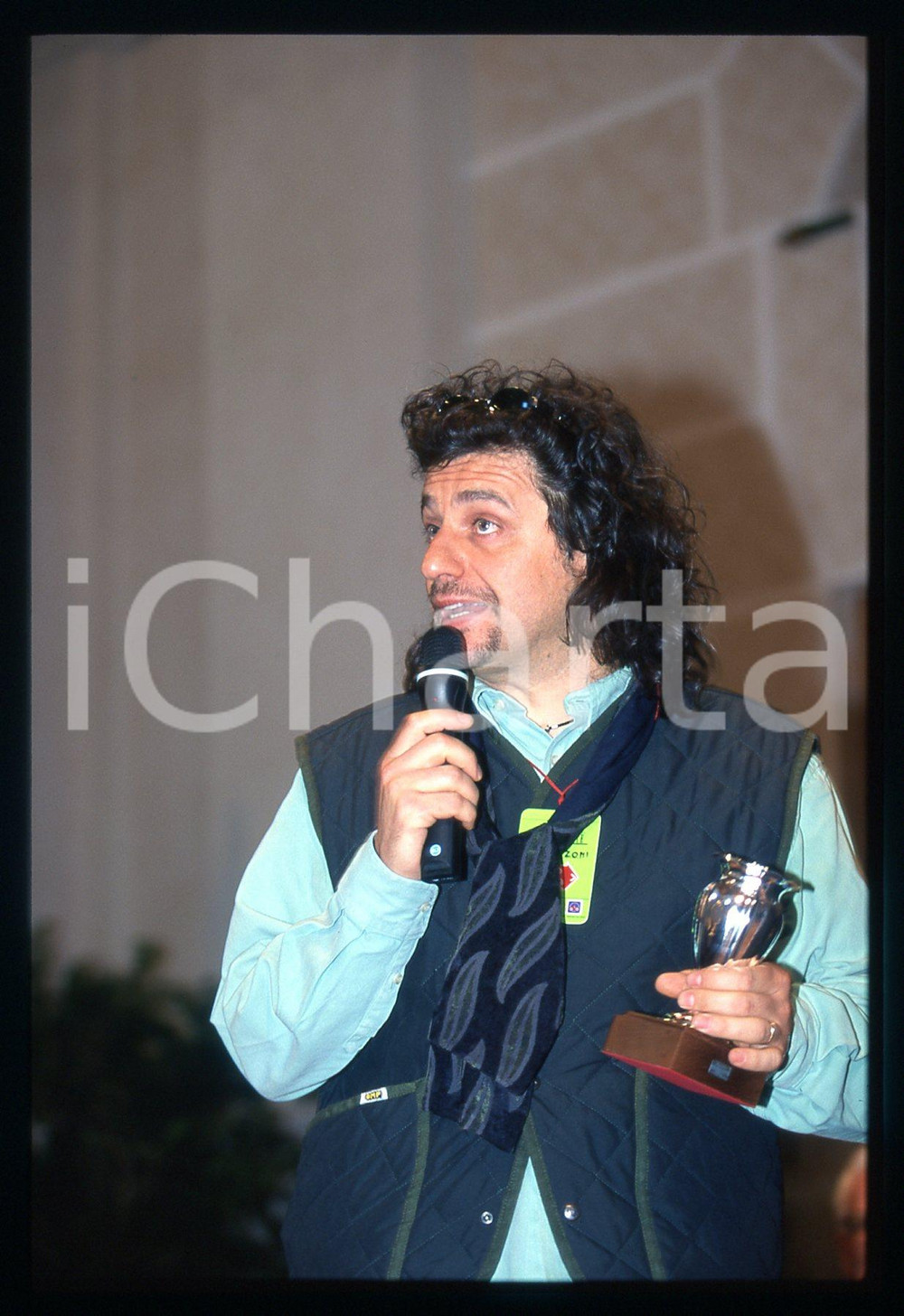 Alessandro BERGONZONI 1000 MIGLIA BRESCIA 1999 35 mm vintage slide 2 Diapositiva d'epoca, in formato 35 mm.CONDIZIONI: GOODE' severamente vietata la riproduzione. Tutti i diritti sono riservati.Nella diapositiva ICharta mette in vendita, sul negozio eBay e in esclusiva sul sito "icharta" il proprio archivio composto da numerose diapositive e negativi fotografici d'epoca, tutti originali e autentici, che attraversano la storia del costume italiano tra gli la fine degli anni Sessanta e Novanta.Si tratta di uno sguardo inedito sull'attualità , la politica, la vita quotidiana, il gossip e la cultura, che fotografa il cambiamento della nazione in quest'ultimo scorcio del XX secolo. Un'occasione unica per il mercato del collezionismo, che vede finalmente disponibile un archivio eccezionale per vastità , tematiche e condizioni, in un settore (il negativo fotografico e la diapositiva) di assoluta novità e dalle interessanti prospettive di investimento.  GOOD/buono   originale e autentica 1