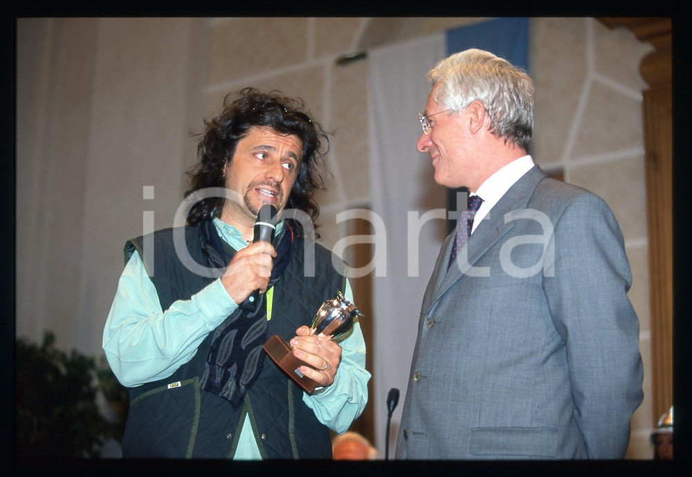 Alessandro BERGONZONI 1000 MIGLIA BRESCIA 1999 35 mm vintage slide 3 Diapositiva d'epoca, in formato 35 mm.CONDIZIONI: GOODE' severamente vietata la riproduzione. Tutti i diritti sono riservati.Nella diapositiva ICharta mette in vendita, sul negozio eBay e in esclusiva sul sito "icharta" il proprio archivio composto da numerose diapositive e negativi fotografici d'epoca, tutti originali e autentici, che attraversano la storia del costume italiano tra gli la fine degli anni Sessanta e Novanta.Si tratta di uno sguardo inedito sull'attualità , la politica, la vita quotidiana, il gossip e la cultura, che fotografa il cambiamento della nazione in quest'ultimo scorcio del XX secolo. Un'occasione unica per il mercato del collezionismo, che vede finalmente disponibile un archivio eccezionale per vastità , tematiche e condizioni, in un settore (il negativo fotografico e la diapositiva) di assoluta novità e dalle interessanti prospettive di investimento.  GOOD/buono   originale e autentica 1